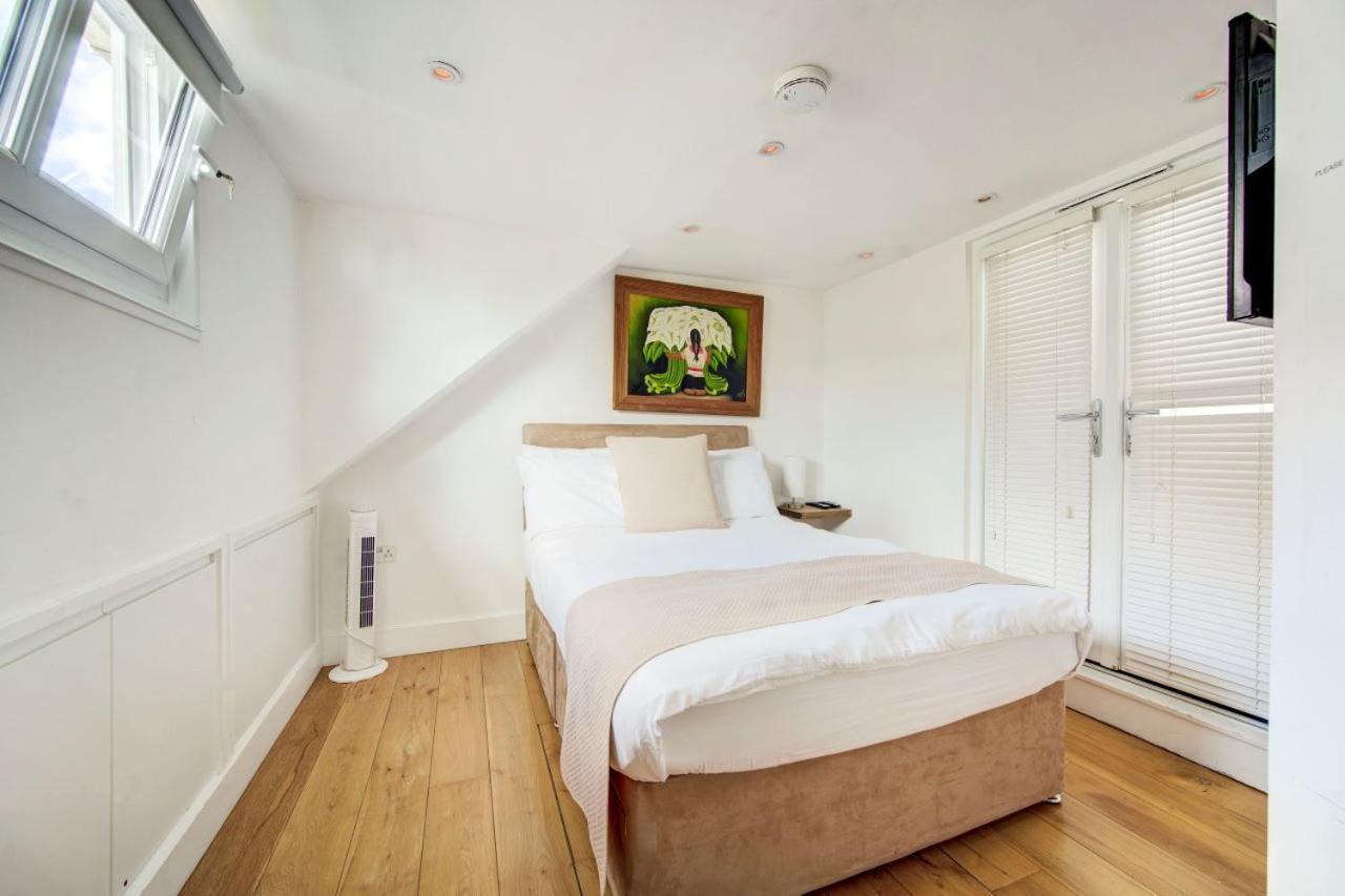 Stunning 4 Bedroom, 3 Bathroom House With Private Hottub & Gym - Escape London, In Lonon Londra
