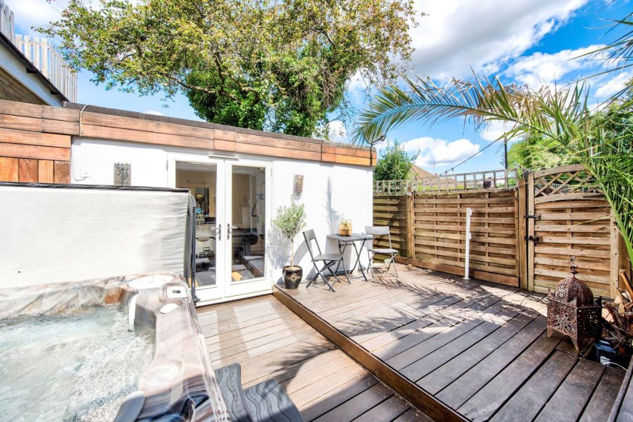 Stunning 4 Bedroom, 3 Bathroom House With Private Hottub & Gym - Escape London, In Lonon Casa vacanze