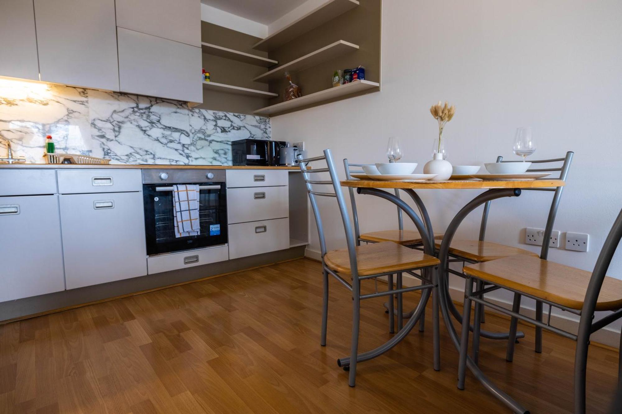 Beautiful And Spacious 2-bed In Apartment *
