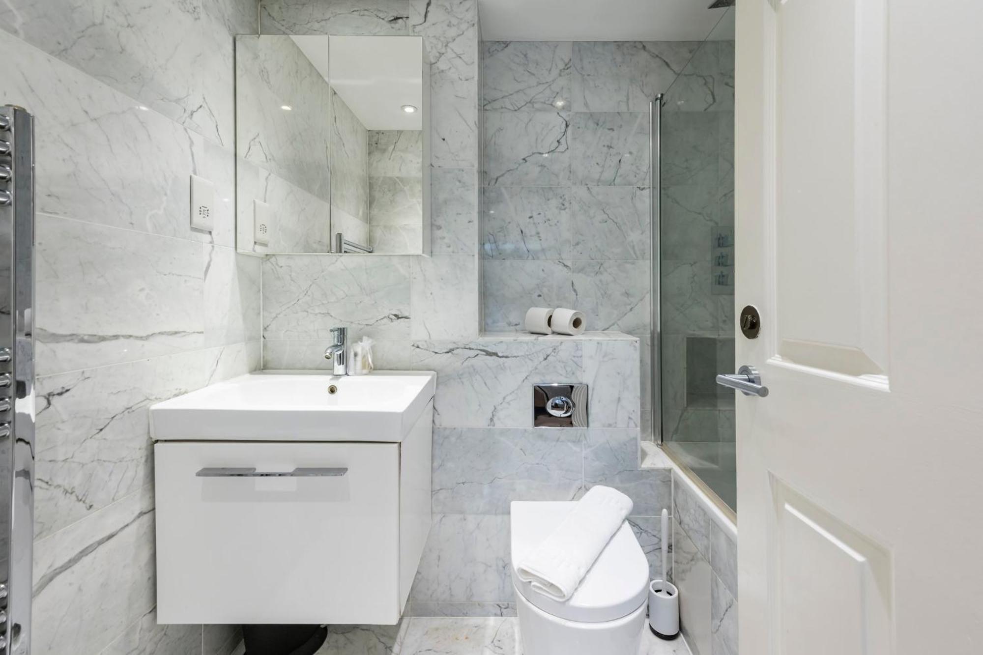 Beautiful 2-bed Flat-hosted By Sweetstay Apartment London