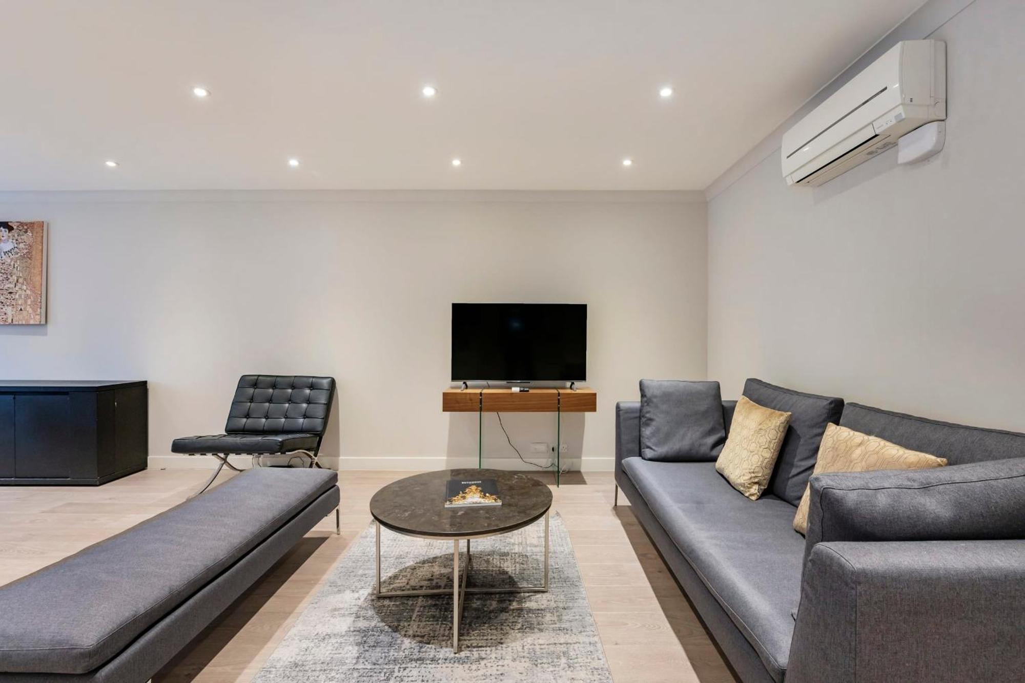 Stunning 2-bedroom-hosted By Sweetstay * London