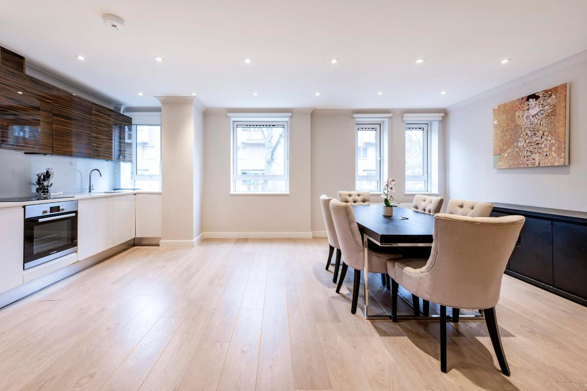 Stunning 2-bedroom-hosted By Sweetstay Lägenhet London