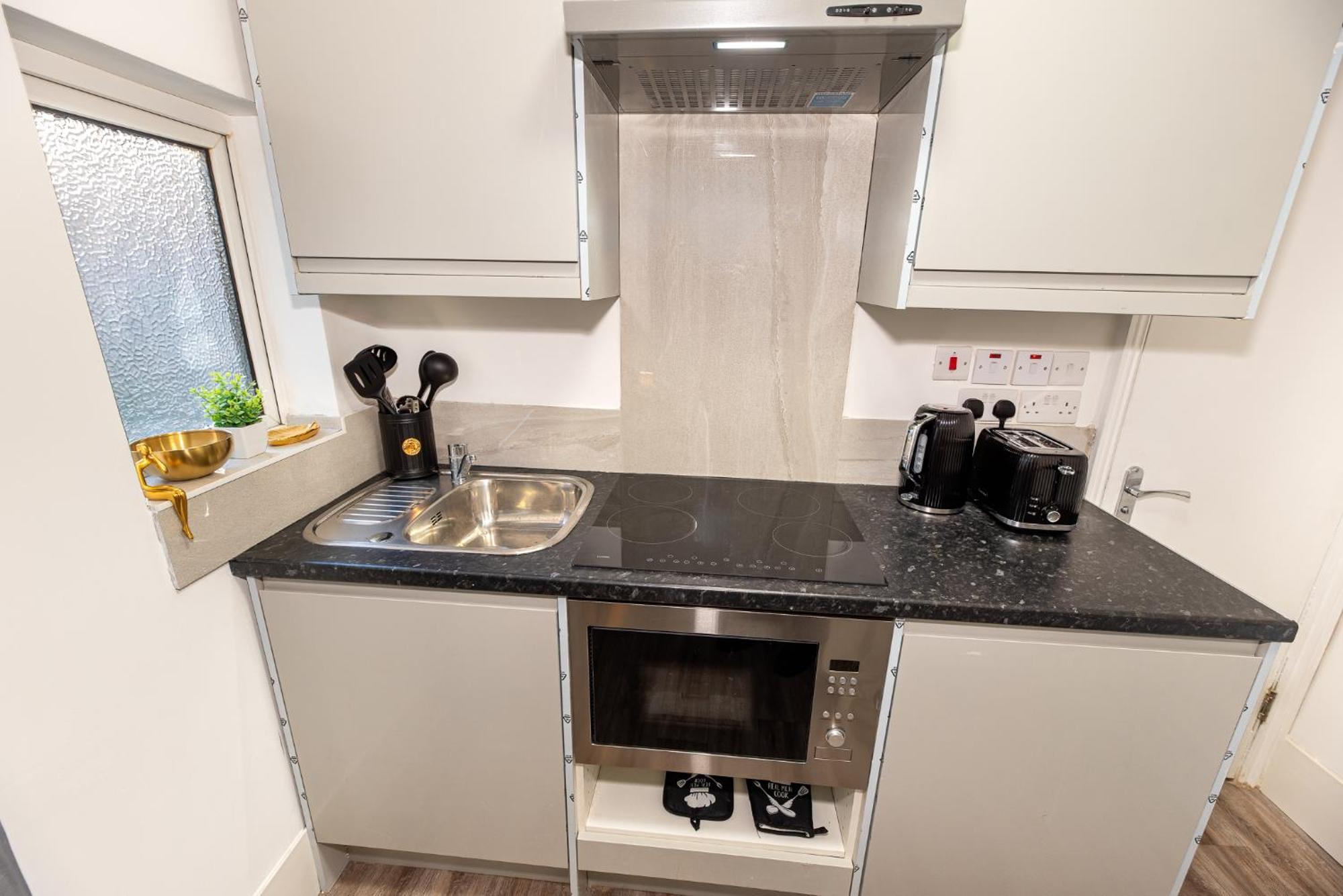 Cozy Ground-floor Studio, Excellent Access Apartment *