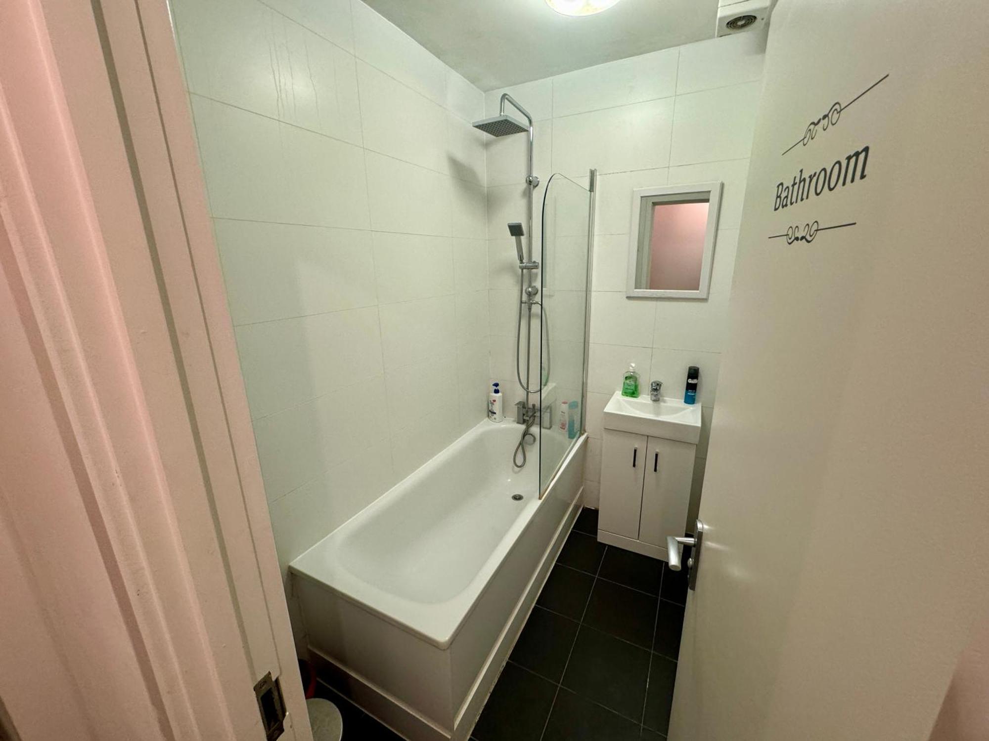 Cosmopolitan Comfort Private Bedrooms In Euston 106 * Londra