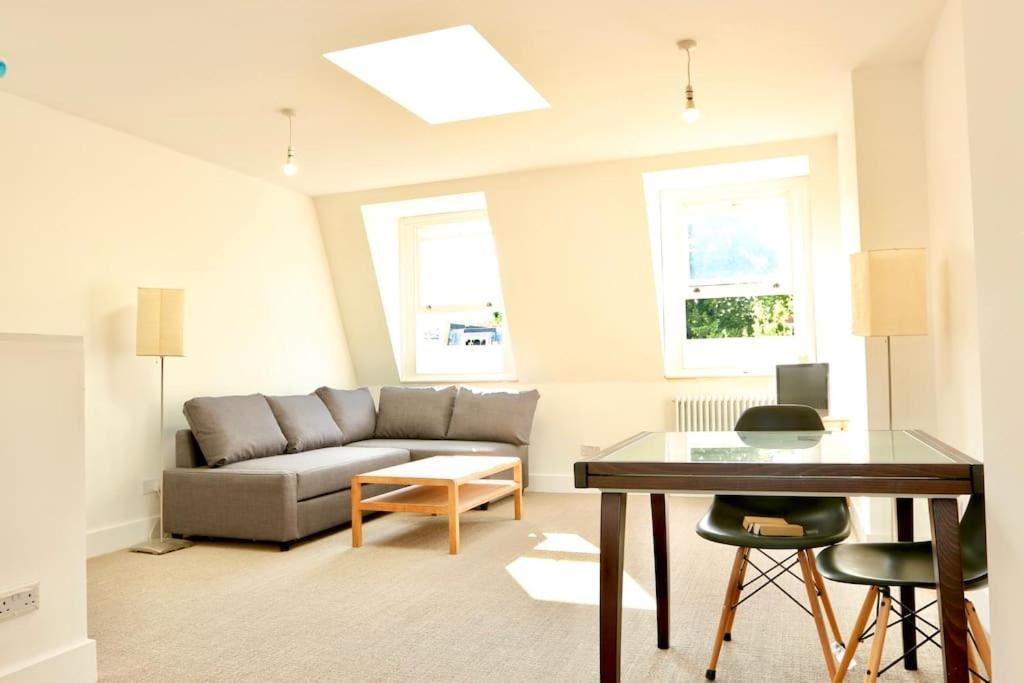 North East Loft Apartment. Stoke Newington. Londra