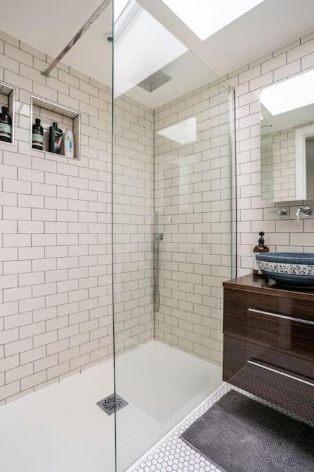 North East Loft Apartment. Stoke Newington. Londra