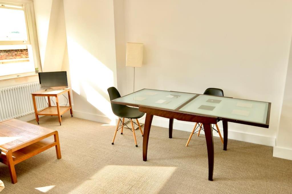North East Loft Apartment. Stoke Newington. Londra