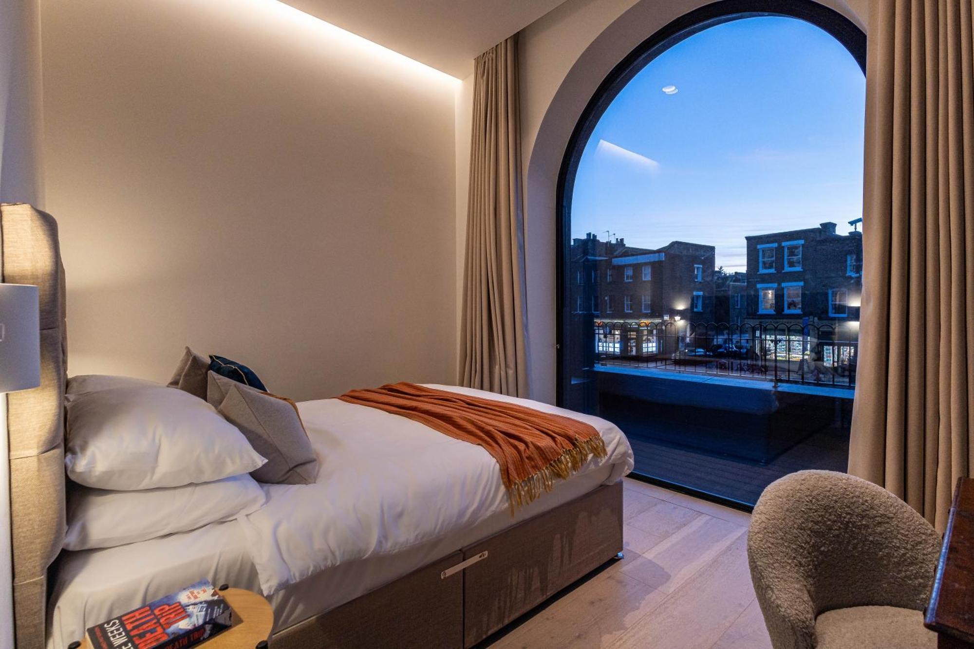 The Arches Luxurious Three Bedroom Close To Hampstead Heath With Garden Balcony And Courtyard Appartement Londen
