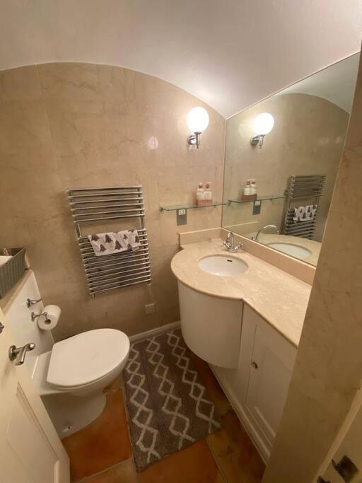 Leilighet Spacious Flat In The Desirable Area Of *