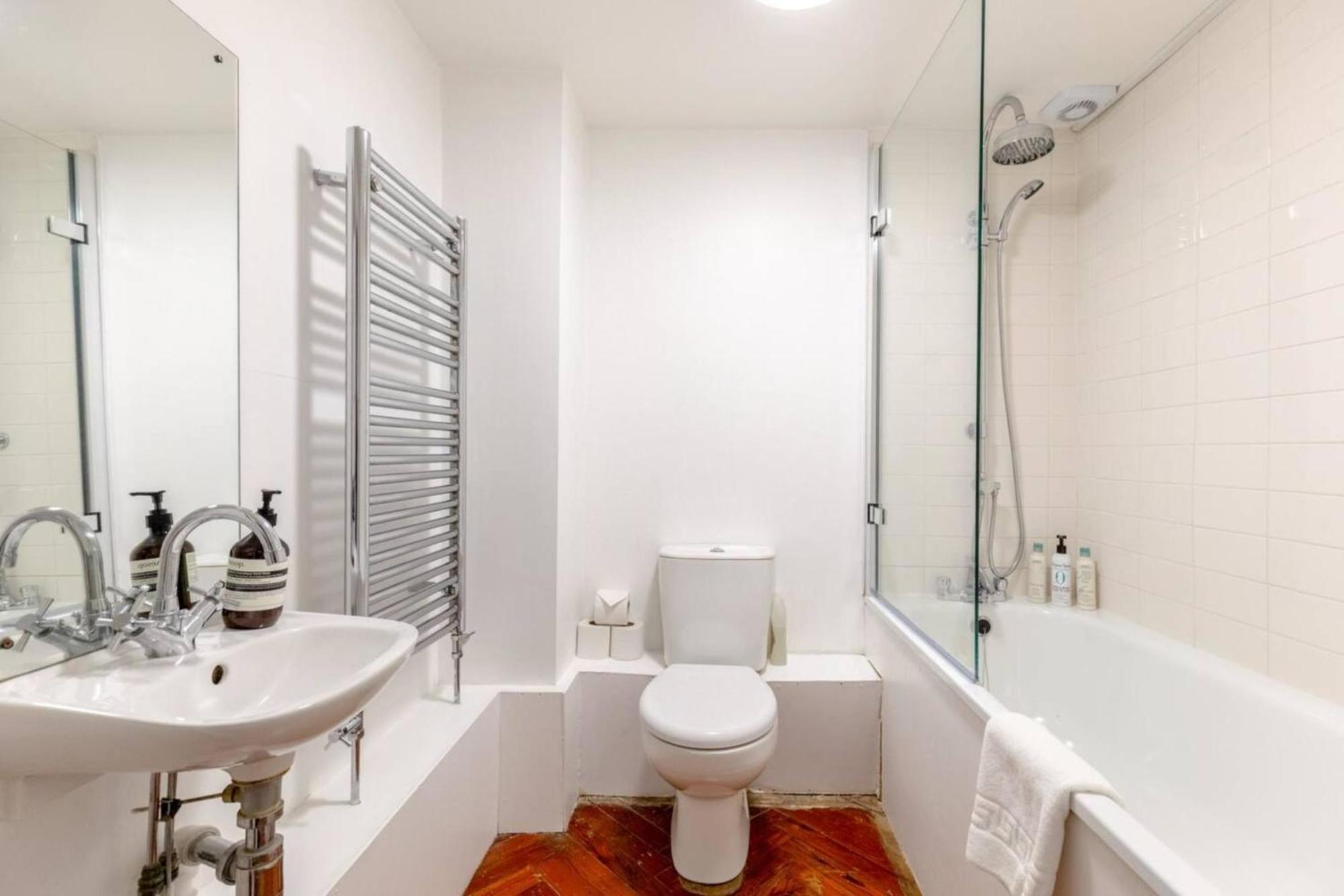 Tastefully Curated Mezzanine Flat Hackney! Lägenhet