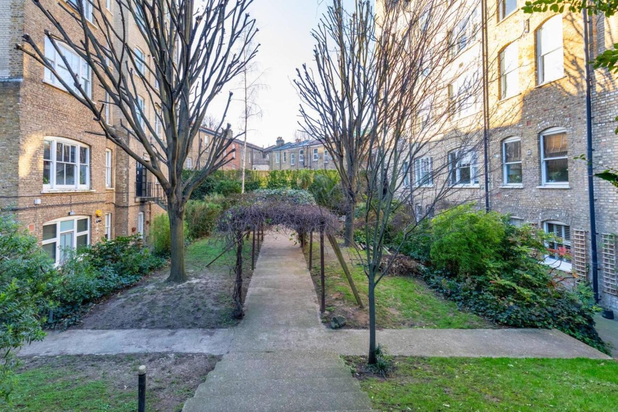 Tastefully Curated Mezzanine Flat Hackney! Lägenhet London