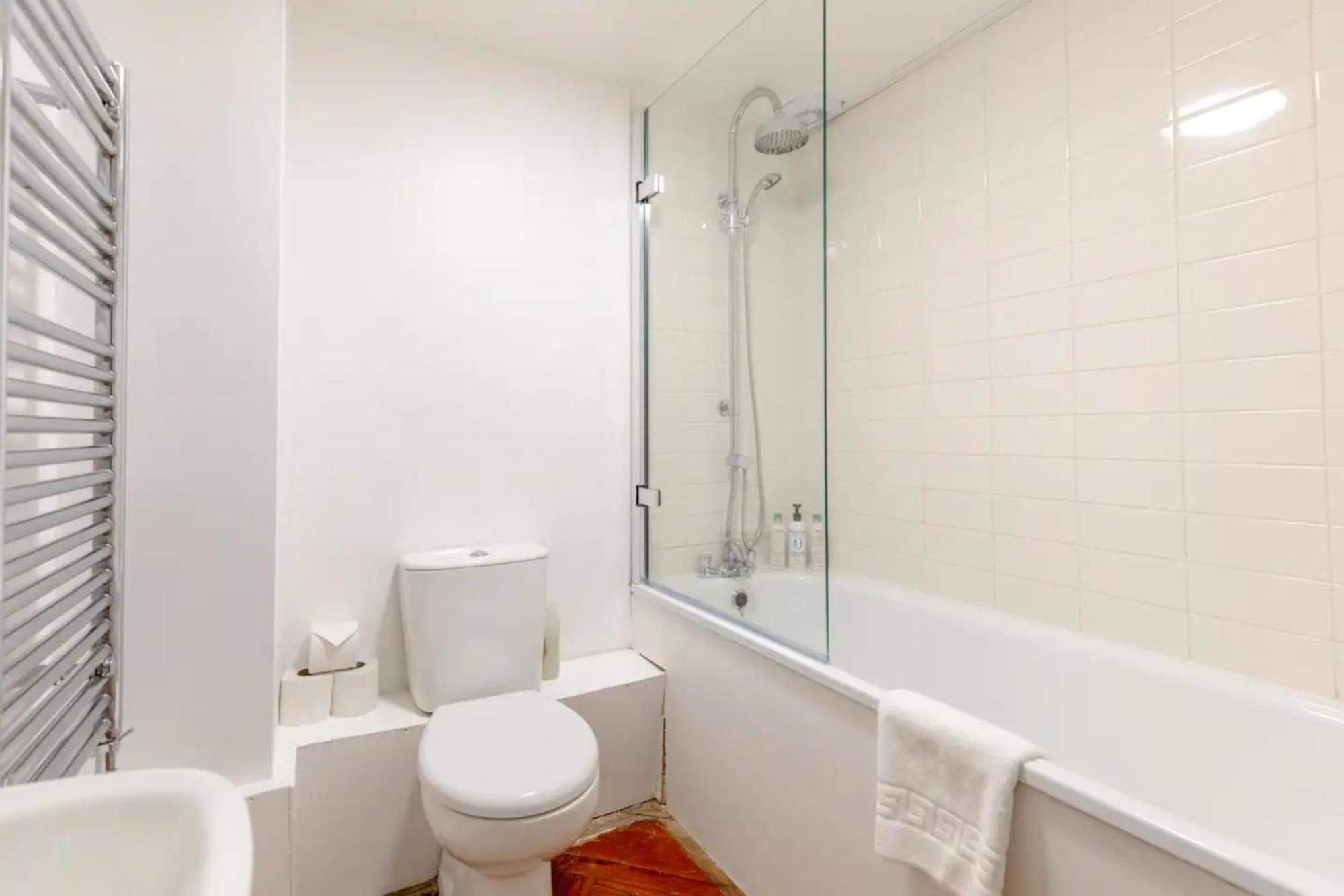 Tastefully Curated Mezzanine Flat Hackney! Lägenhet London