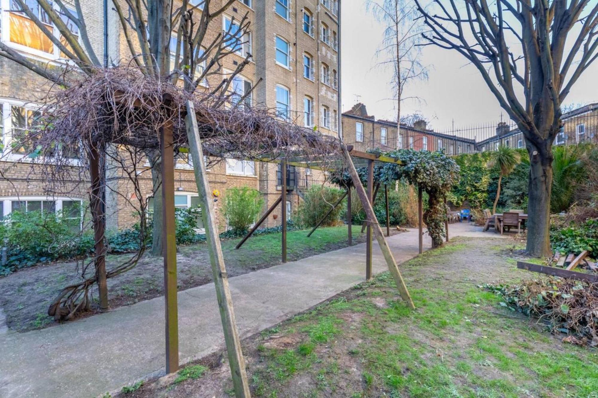 Tastefully Curated Mezzanine Flat Hackney! Lägenhet