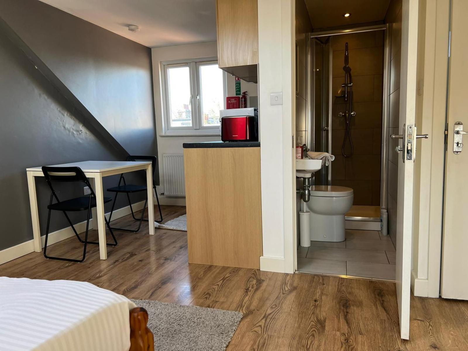 Private With Your Shower And Kitchen Privat overnatting London