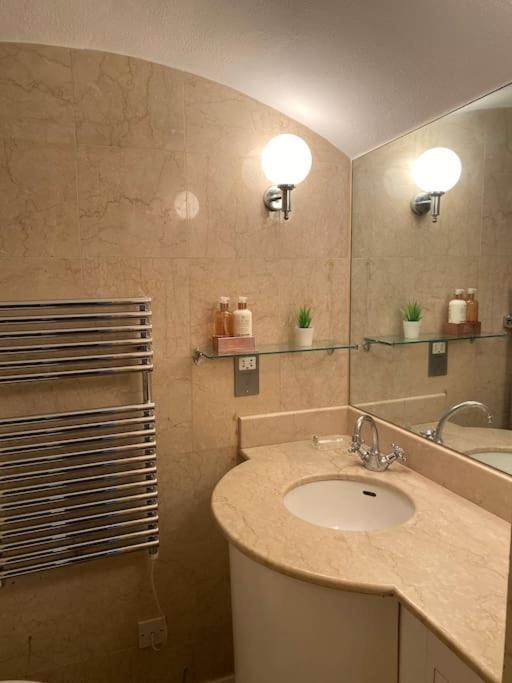Spacious Flat In The Desirable Area Of Leilighet