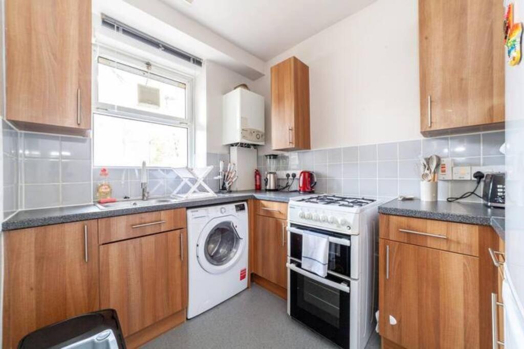 Ground Floor Flat Free Parking Leilighet London
