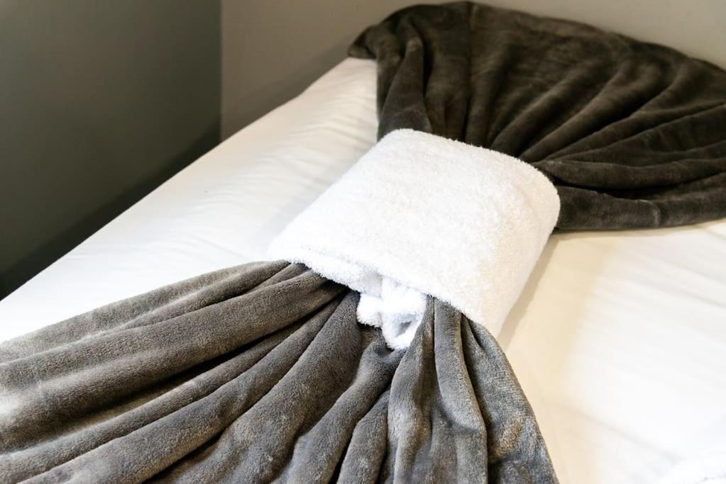 In Wood With Private Garden Apartment London