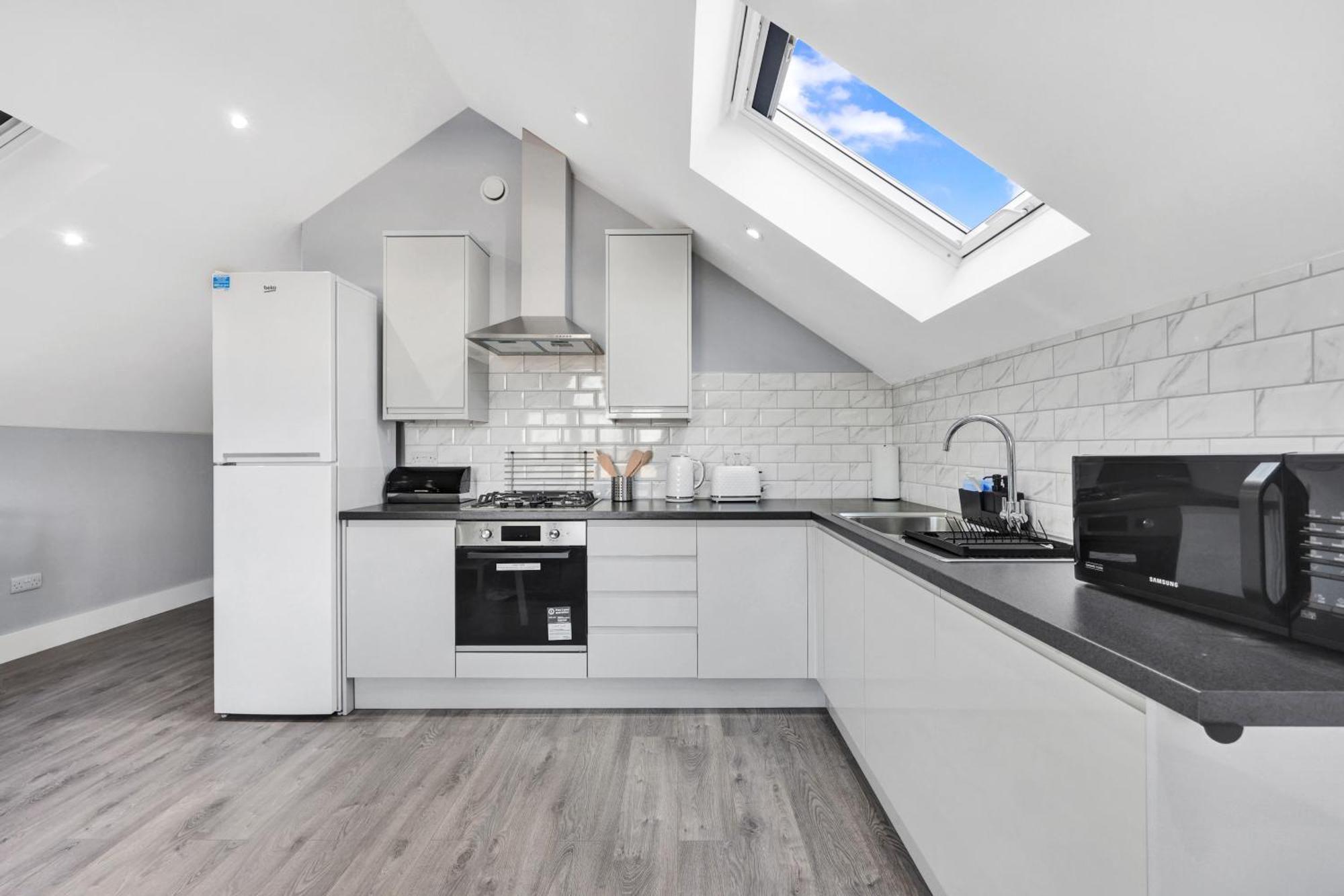 Your Cosy Modern 2 Double Bedroom Flat Fully Furnished - 5 Mins Walk To Stn Flat 4 Lejlighed