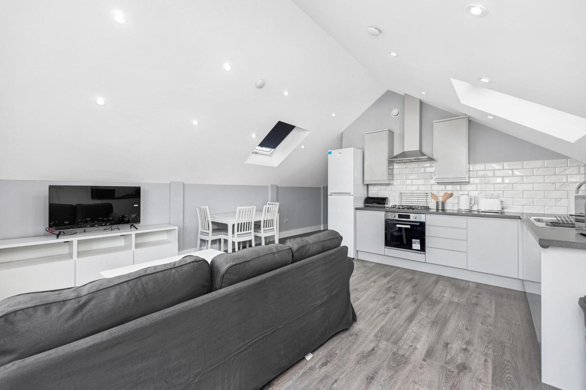Your Cosy Modern 2 Double Bedroom Flat Fully Furnished - 5 Mins Walk To Stn Flat 4 Lejlighed