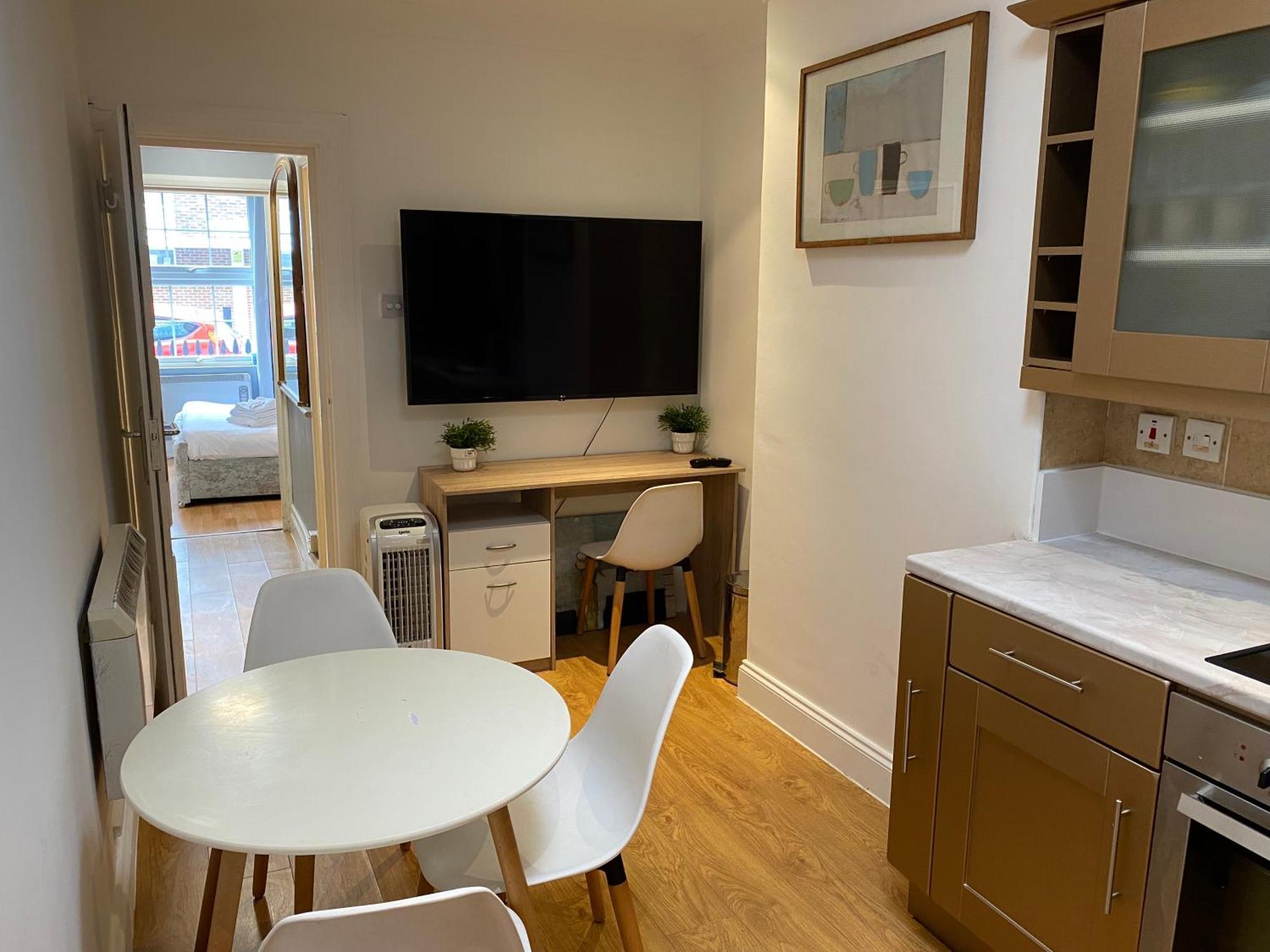 Impeccable 2-bed In Apartment *