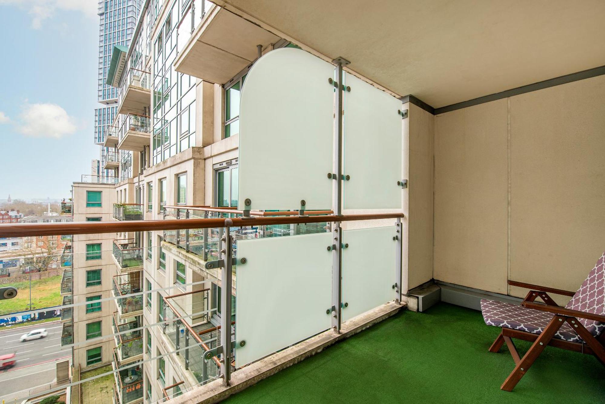 Big Flat Close To Big Ben * London