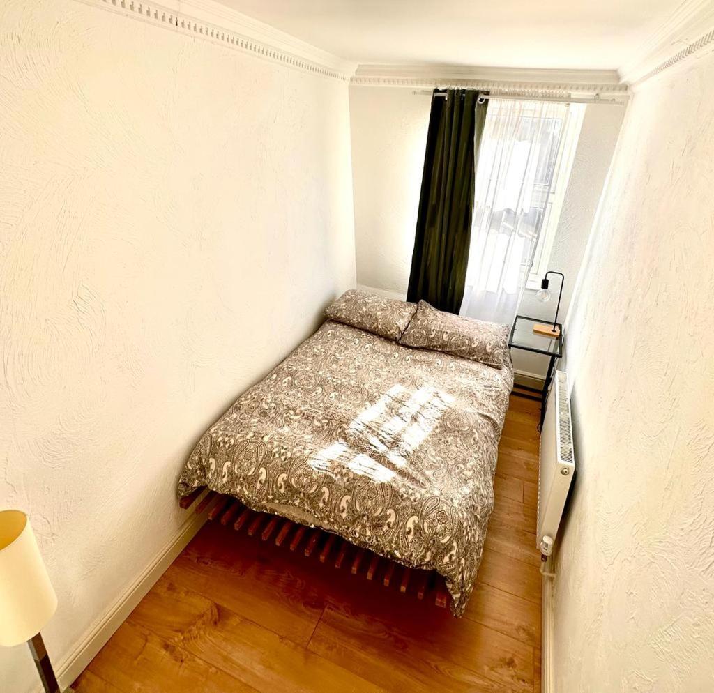 Flat 3 In Aldgate *