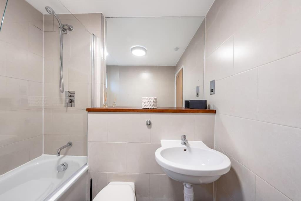 4 Beds - Tooting - 20 Min To - Free Parking Ferienhaus *