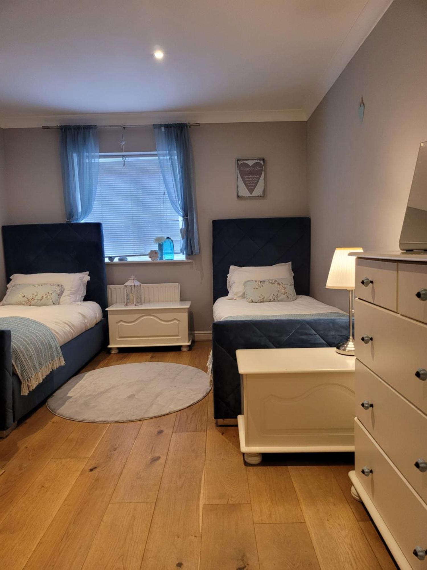 Lägenhet Three Bedroom By Beautiful Park London