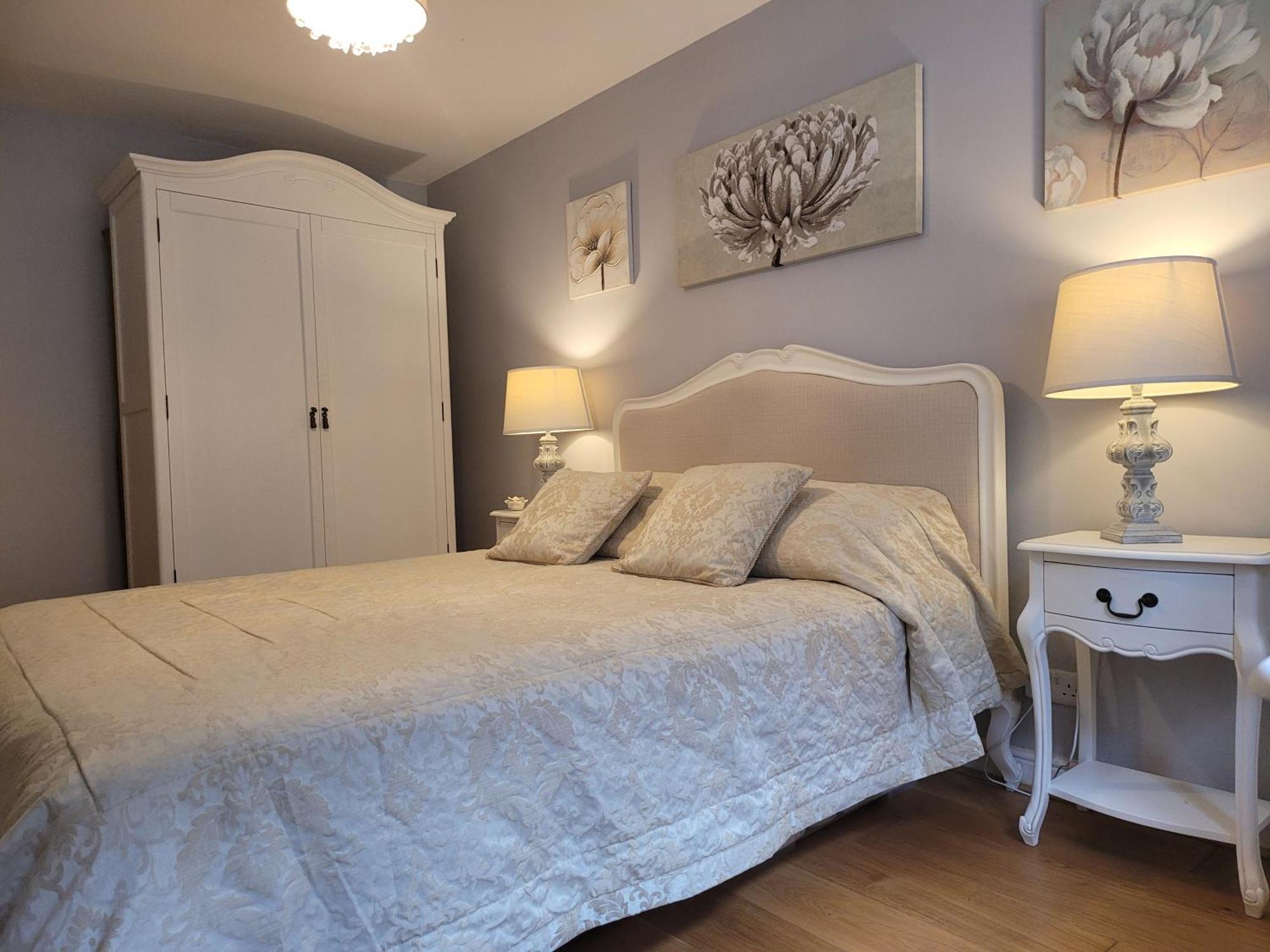Three Bedroom By Beautiful Park Lägenhet London