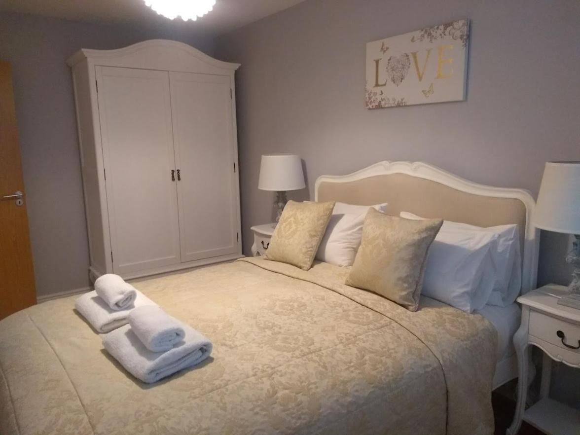 Three Bedroom By Beautiful Park Lägenhet