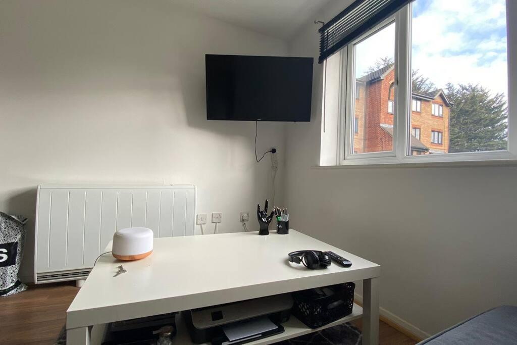 Apartment Modern 1 Bedroom Ground Floor Flat *