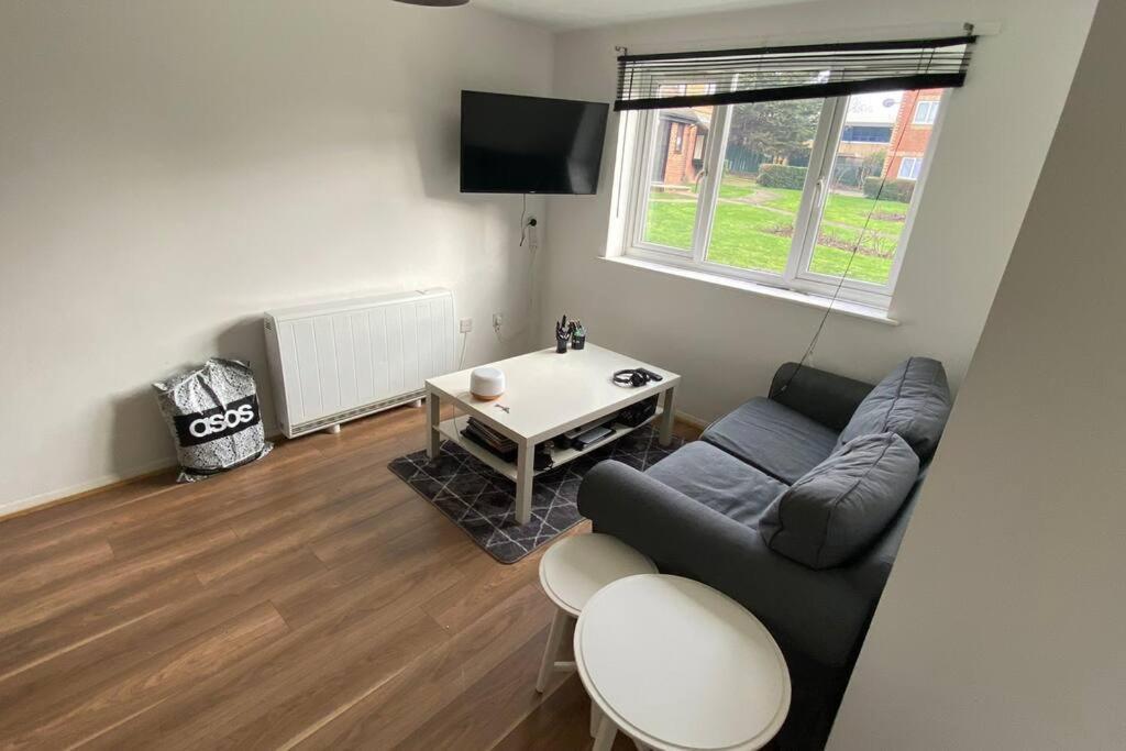 Modern 1 Bedroom Ground Floor Flat Apartment London