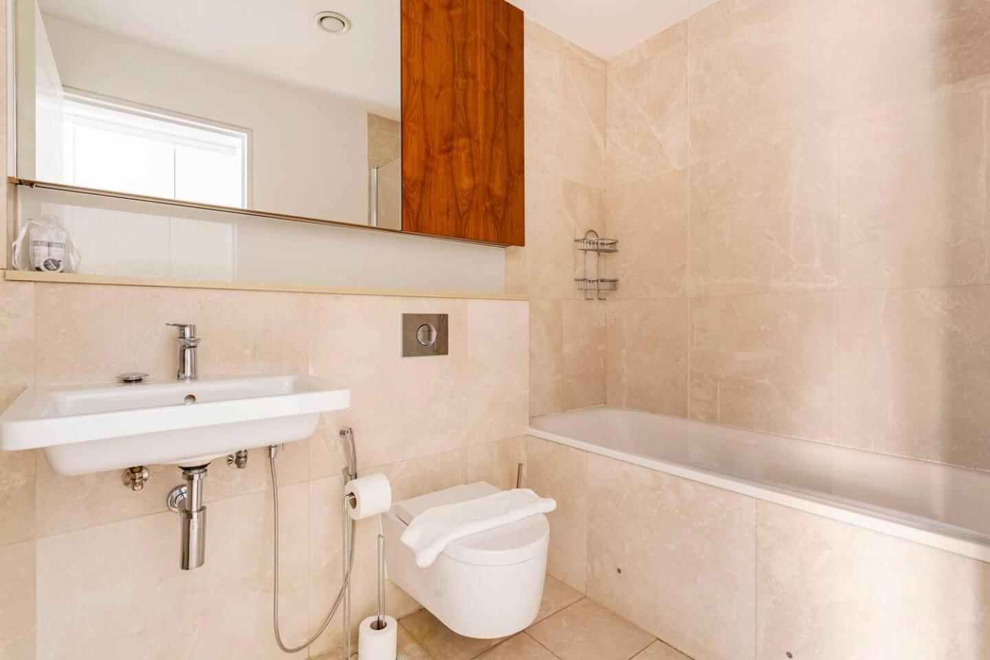 - 2 Beds - Sleeps 4 - Lift Londen