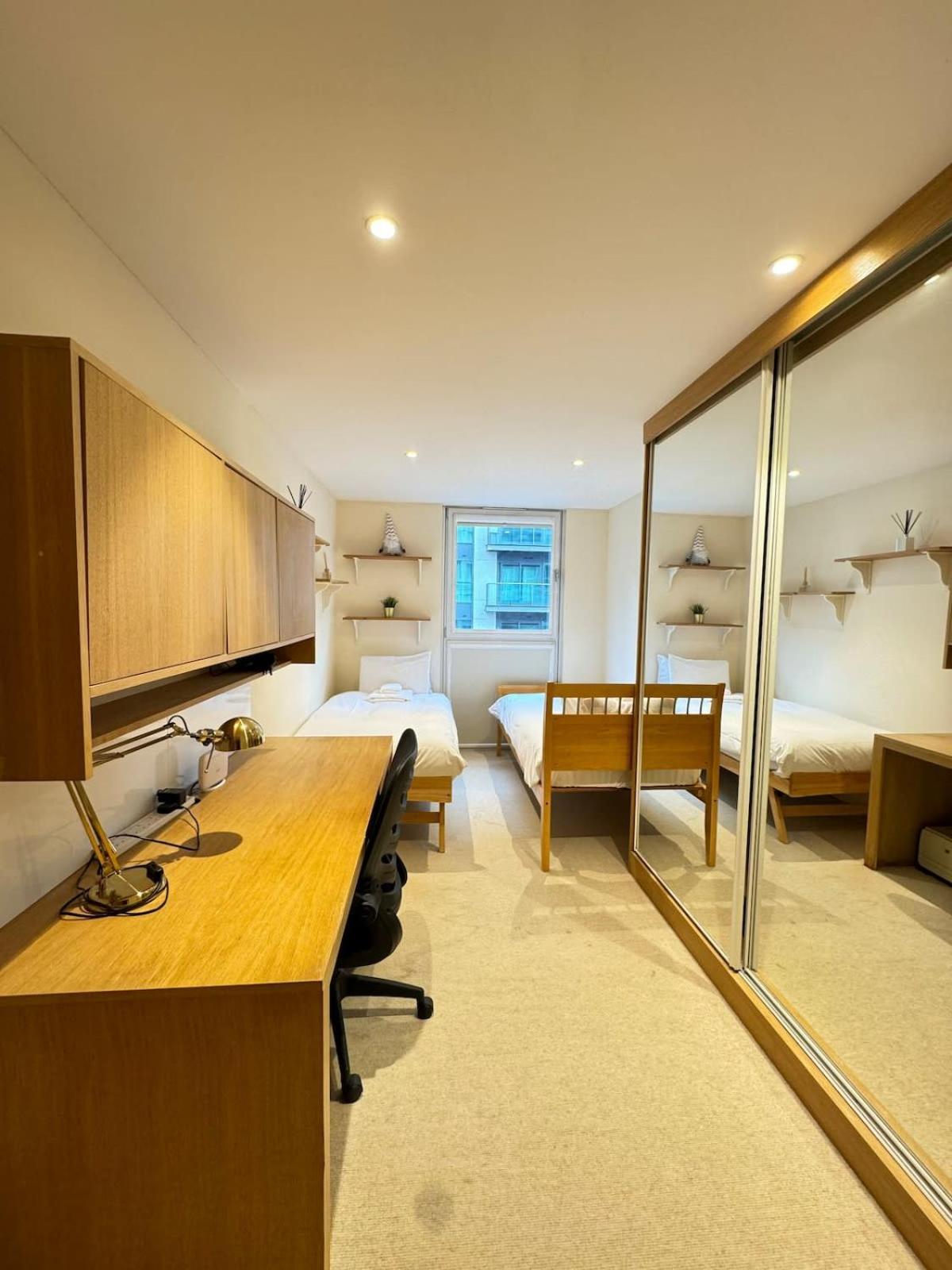 Apartment Contemporary 2bd Flat Wbalcony Canary Wharf! *
