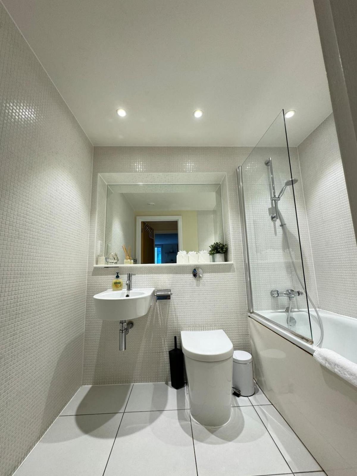 Apartment Contemporary 2bd Flat Wbalcony Canary Wharf!