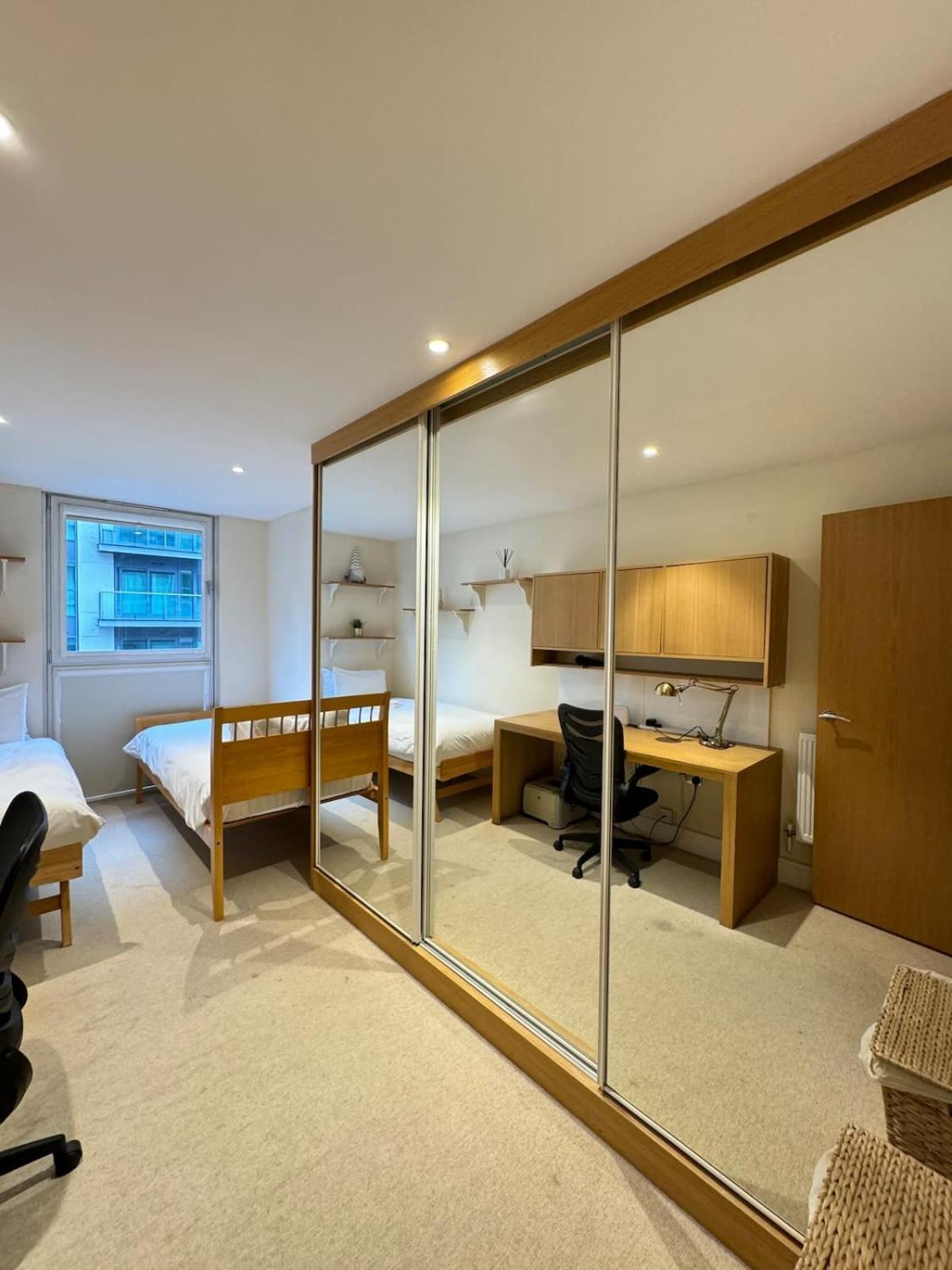 Contemporary 2bd Flat Wbalcony Canary Wharf! Apartment London