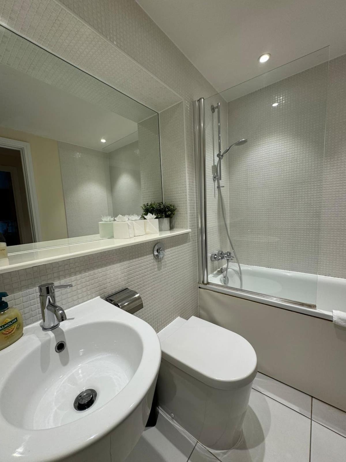 Contemporary 2bd Flat Wbalcony Canary Wharf! Apartment