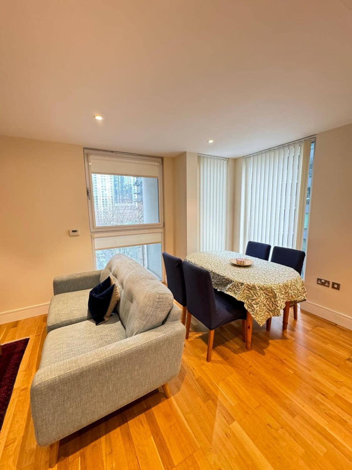 Contemporary 2bd Flat Wbalcony Canary Wharf! Apartment *
