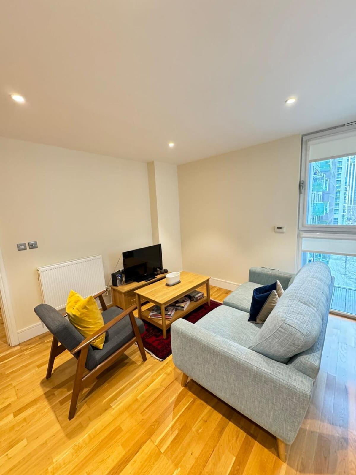 Apartment Contemporary 2bd Flat Wbalcony Canary Wharf! London