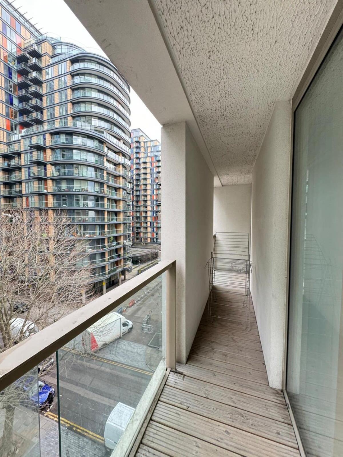 Apartment Contemporary 2bd Flat Wbalcony Canary Wharf!