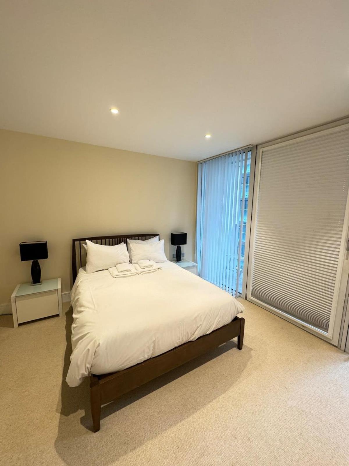 Contemporary 2bd Flat Wbalcony Canary Wharf! Leilighet London