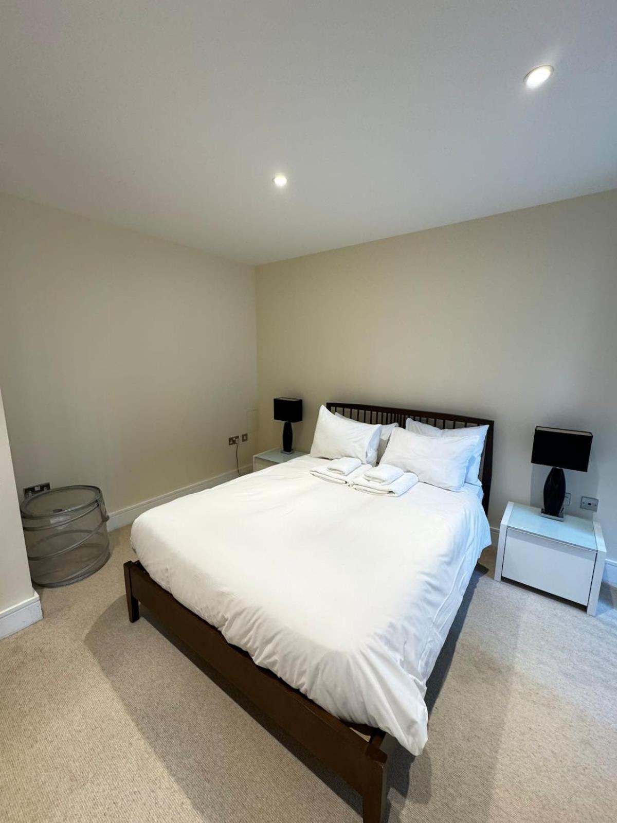 Contemporary 2bd Flat Wbalcony Canary Wharf! London