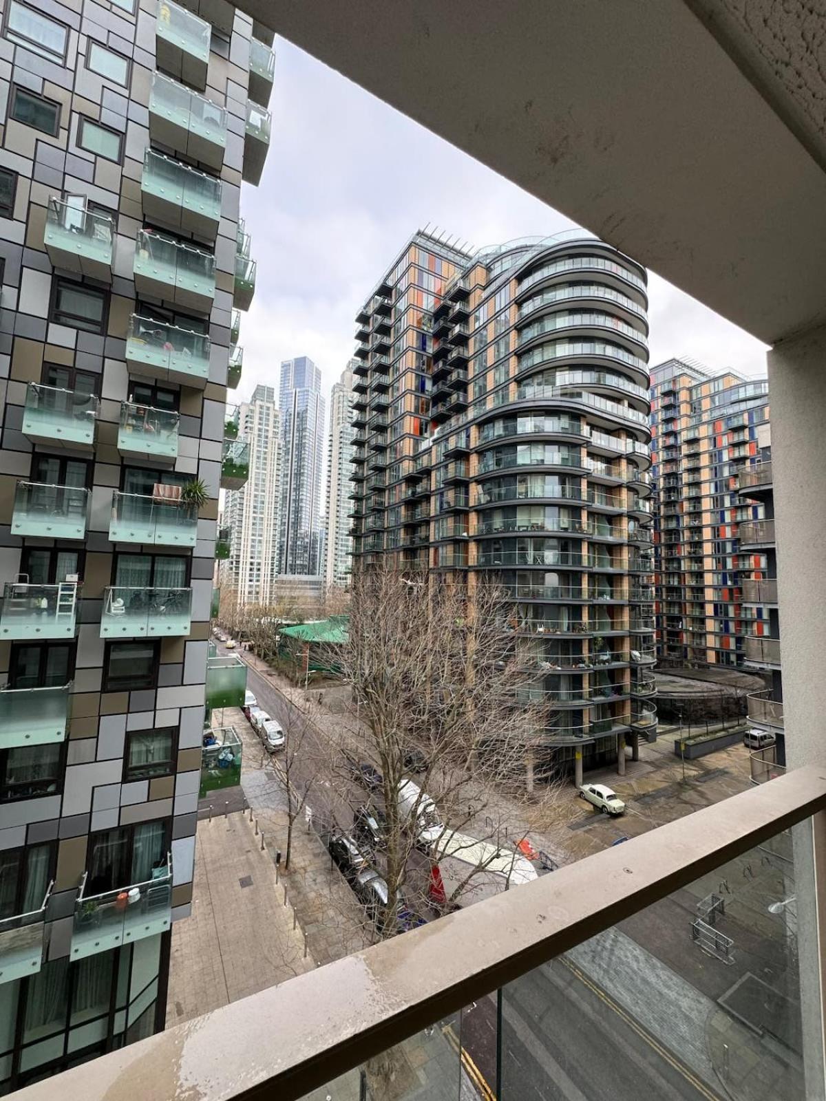 Contemporary 2bd Flat Wbalcony Canary Wharf! London