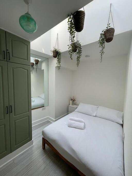 6 Bedroom In A 3 Building Complex, Great For Large Group Bookings, Location * London