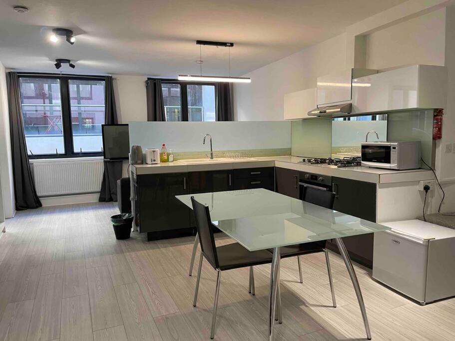 6 Bedroom In A 3 Building Complex, Great For Large Group Bookings, Location