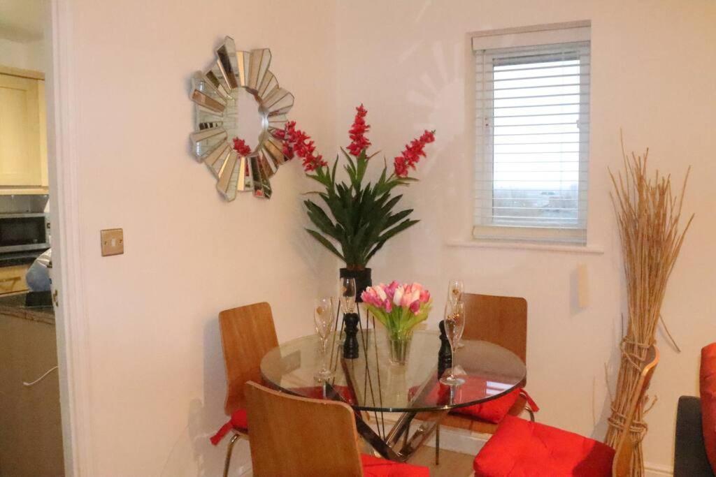 Skyline Haven - Modern 2br Free Parking & 4ktv Apartment