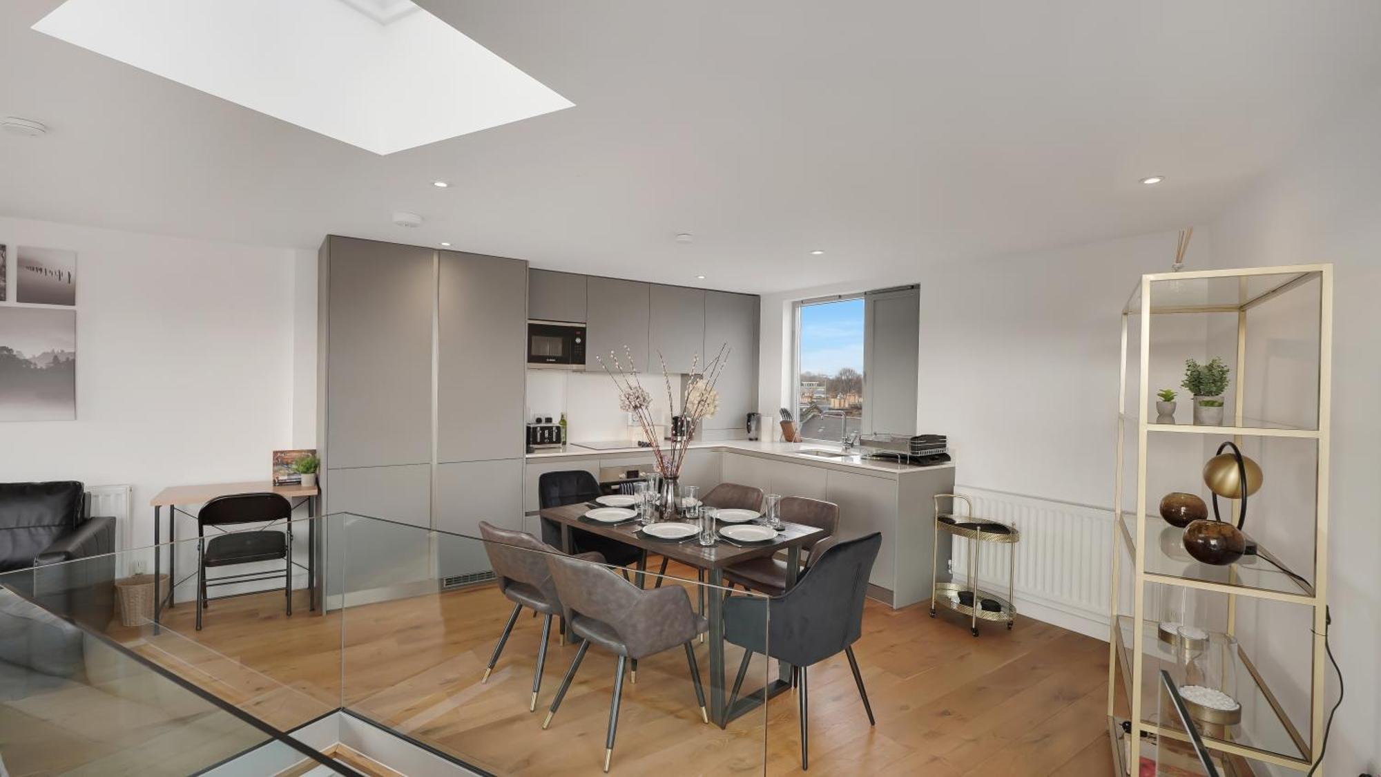 Modern And Spacious Penthouse In Putney With Free Parking Lejlighed London