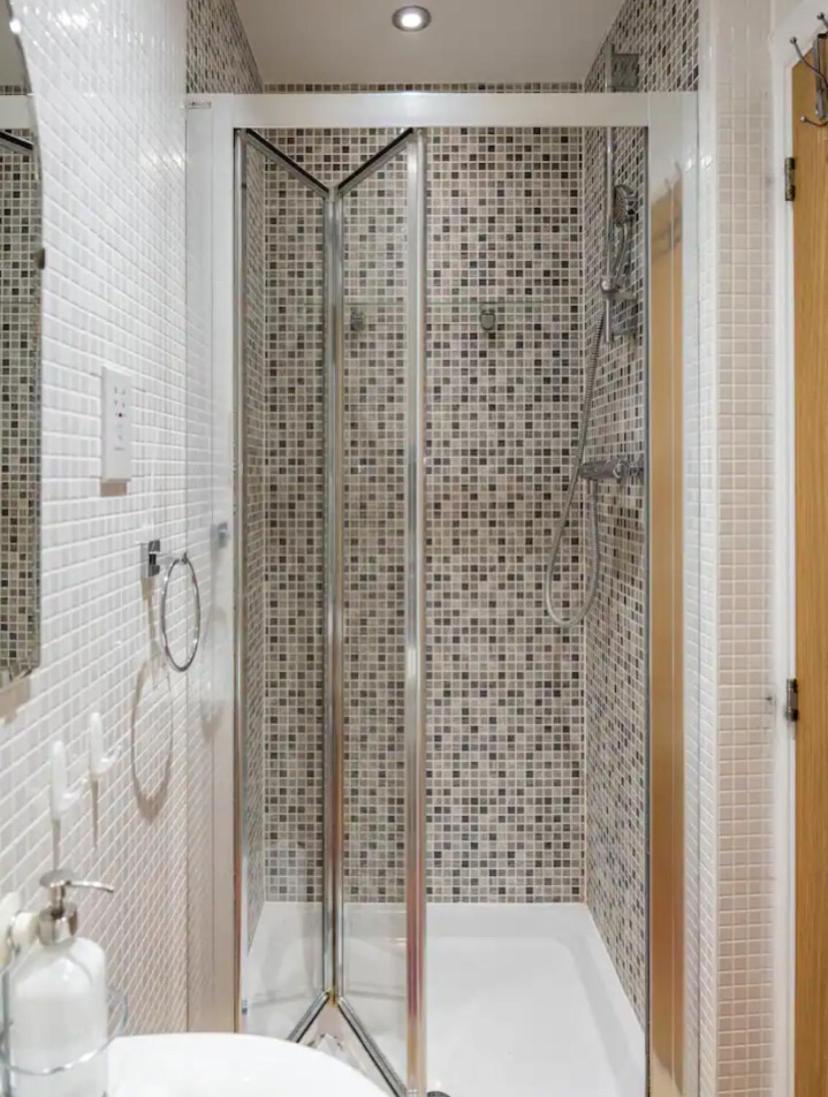 Apartment 2 Mins Away From Hammersmith St. *
