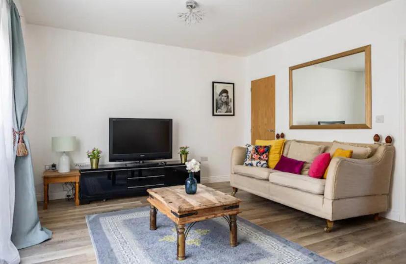 2 Mins Away From Hammersmith St. Apartment *