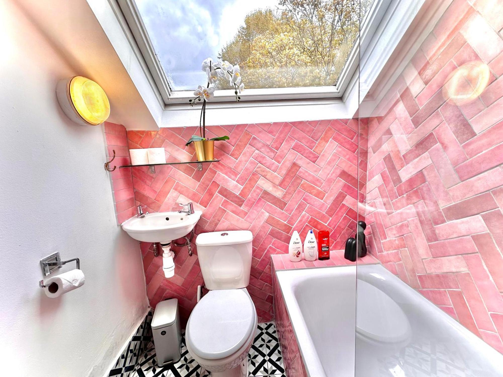 Enticing 2 Bedroom Flat With Mini-garden In Hackney, Lower Clapton